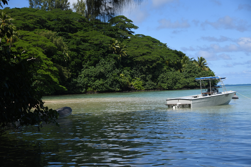 bateau mouillant près de Hana Iti plage