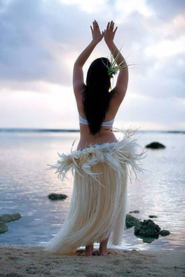 Vahiné face à la mer