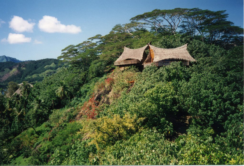 Vestiges de l'hôtel Hana Iti à Huahine