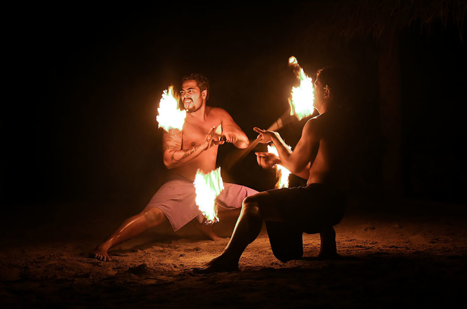 Danseurs au sabre de feu - Tahiti