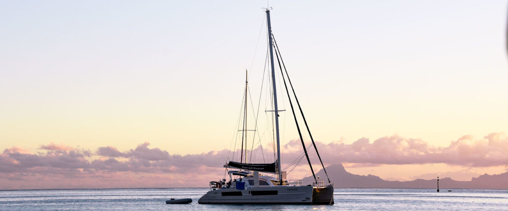 Catamaran de croisière au large des iles de Tahiti