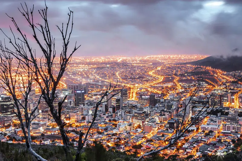 Vue de nuit et en hauteur de Cape Town en Afrique du Sud