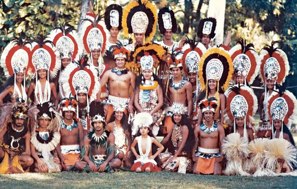heiva polynésien donnant lieu a la 'ori tahiti avec danseurs en tenue traditionnelle