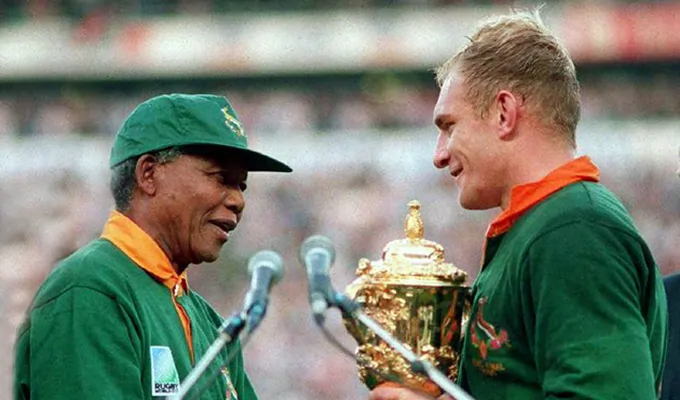 Mandela remet la coupe du monde de rugby en 1995 - Afrique du Sud