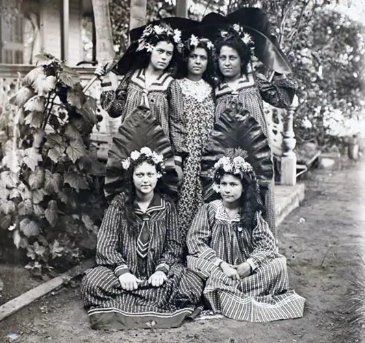 Tahitiennes en robe de missionnaire